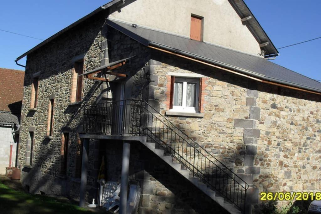Gite A La Ferme Pres Vulcania-Gr89 La Goutelle Εξωτερικό φωτογραφία